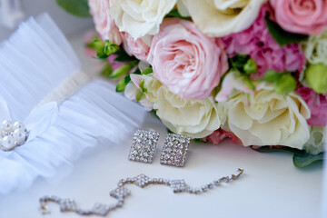 bridal bouquet with jewels earrings and bracelet chain