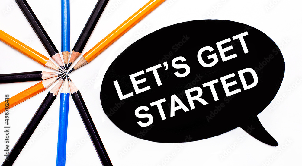 Poster on a light background, multi-colored pencils and on a black background a white card with the text le