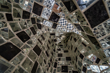 Escalier en miroir à carreaux