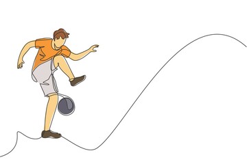 One continuous line drawing young sporty man soccer freestyler player practice juggle ball in the street. Football freestyle sport concept. Dynamic single line draw design graphic vector illustration