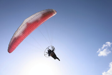 Paramotor Rojo en cielo azul