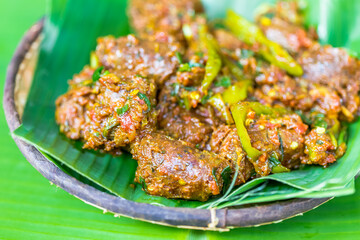 Rougail saucisses sur feuille de bananier, plat emblématique de l’île de la Réunion 