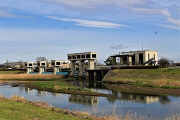 権現堂桜堤の越流堰