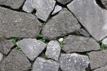 Grauer Steinboden im Mosaikmuster