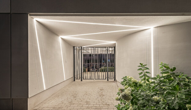 Przejście do patio z ciekawym oświetleniem led