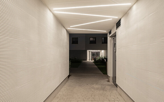 Przejście do patio z ciekawym oświetleniem led