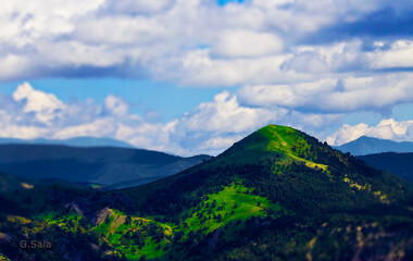 Fototapeta na wymiar Panoramica montaña verde