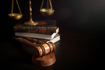 Weight scale and gavel, law concept - obrazy, fototapety, plakaty