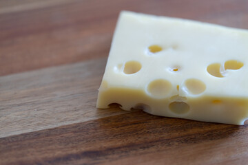 Käse auf einem Holzbrett