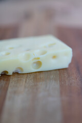 Käse auf einem Holzbrett