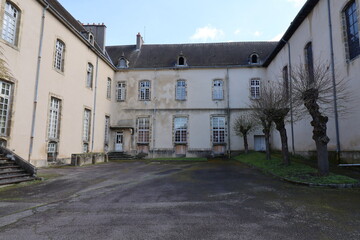 Fototapeta na wymiar Anciens hospices, ancien hôpital, vue de l'extérieur, ville de Autun, département de Saone et Loire, France