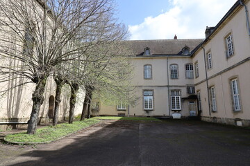 Fototapeta na wymiar Anciens hospices, ancien hôpital, vue de l'extérieur, ville de Autun, département de Saone et Loire, France