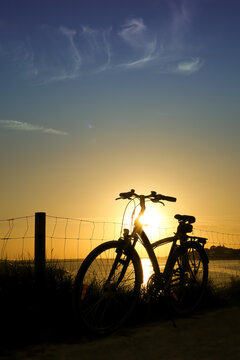 Silhouette de bicyclette sur couché de soleil