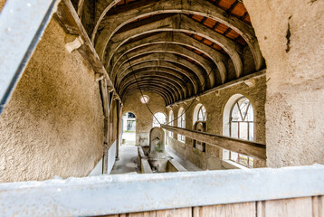 Vue de l'intérieur du lavoir de Boucq depuis la petite ouverture du haut