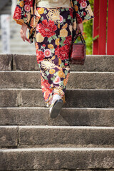 神社の階段を上る着物姿の女性