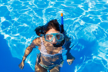 Naklejka premium Woman snorkeling in the swimming pool