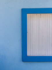 Piacatuba, Minas Gerais, Brasil: Janela em branco e quadrado com parede e moldura azul
