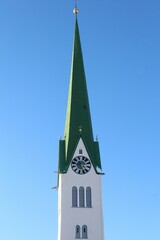 Grüne Kirchturmspitze einer Dorfkirche, Allgäu, Bayern