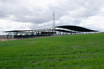 Paisaje de campos de cultivo con estructura moderna. 