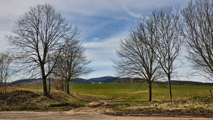 Ein Panoramablick um Langenhain zum Grossen Inselsberg.