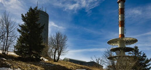 Der alte und der neue TV-Funkturm auf dem Grossen Inselsberg.