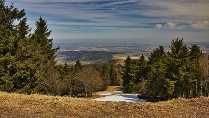 Ausblick vom Grossen Inselsberg, zu einem Windpark beim Hainich gelegen.