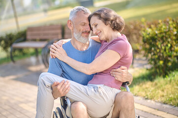 Naklejka premium A couple in the park looking happy and romantic