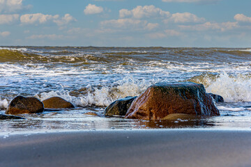Bałtyk, fale na morzu w Polsce, kamienie na plaży w okolicach Jastrzębiej Góry i Władysławowa