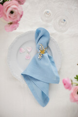 Obraz na płótnie Canvas Elegant light blue linen napkin on the white dish