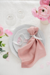 Obraz na płótnie Canvas Elegant pink linen napkin on the white dish