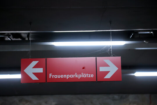 Ein Hinweisschild f&uuml;r Verkehrsteilnehmer, dass hier nur Frauenparkpl&auml;tze sind.