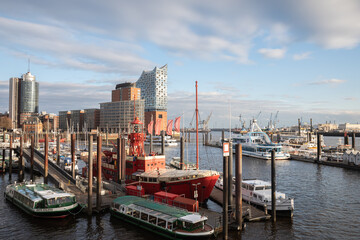 Fototapeta na wymiar Harbour of Hamburg