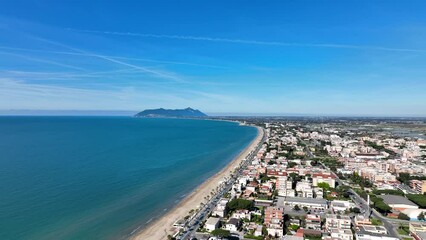 Terracina, città sul mare del lazio, Italia.
Vista panoramica dall'alto di Terracina con la spiaggia, il mare azzurro e calmo, fino al Circeo.