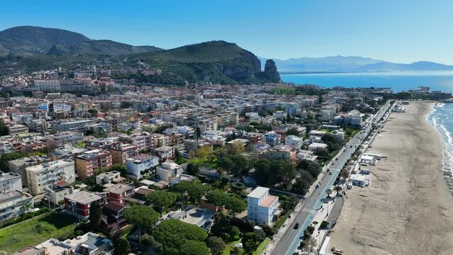 Terracina, citt&agrave; sul mare del lazio, Italia.
Vista panoramica dall'alto di Terracina con la spiaggia, il mare azzurro e calmo, fino al Circeo.