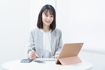 仕事をする女性