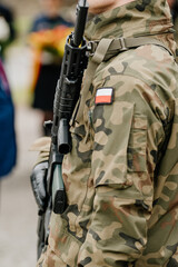 Polski żołnierz trzymający broń - obrazy, fototapety, plakaty
