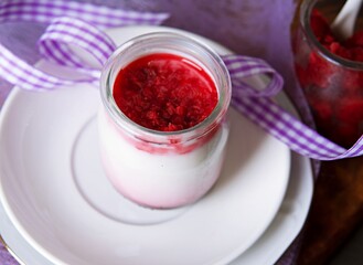 Jogurt naturalny z malinami © Fotosylwester