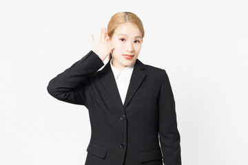 ジャケットを着た噂話を聞く若い女性