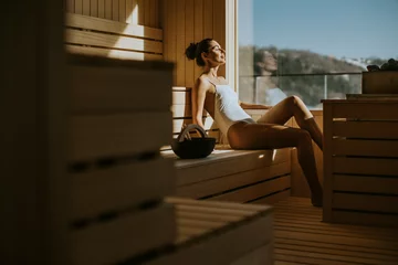 Keuken spatwand met foto Young woman relaxing in the sauna © BGStock72