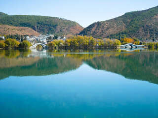 Obraz premium Qingxi reservoir with beautiful bridges in Lijiang