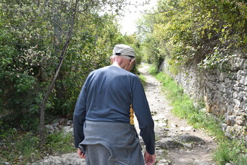 Vieil homme qui marche