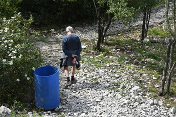 Vieil homme de dos qui marche