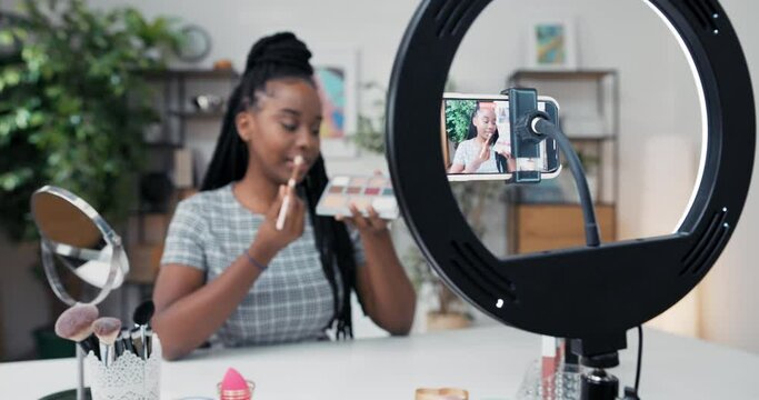 Experienced Makeup Artist Of African American Descent Applies Eye Shadow On The Eyelids, Recording A Tutorial On Smoky Eyes, In Front Of Her On The Table Mirror, Cosmetics And Beauty Accessories