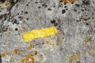 Balisage jaune sur pierre