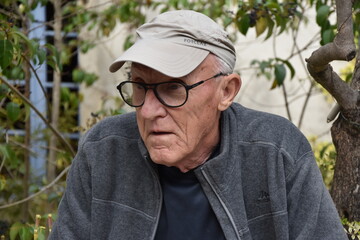 Vieil homme &eacute;tonn&eacute; avec des lunettes et une casquette