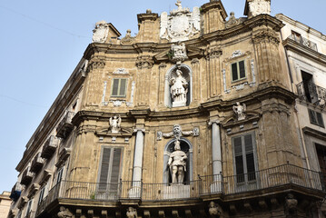 Fototapeta na wymiar Façade de la place des Quatro Canti à Palerme. Sicile