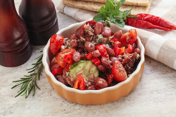 Tuna salad with bean and tomato