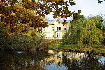 Fototapeta na wymiar Harz Kur- und Gesundheitszentrum in Bad Harzburg im Herbst