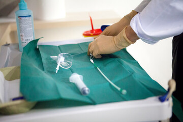 A radiologist is preparing the injection of the contrast product.