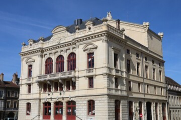 Fototapeta na wymiar Le théâtre, vue de l'extérieur, ville de Autun, département de Saone et Loire, France